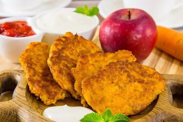 Здоровый завтрак, который полюбят даже дети: рецепт яблочно-морковных оладий