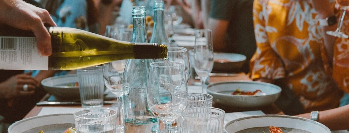 Чому розливання напоїв на вазі та через руку може накликати на вас біду