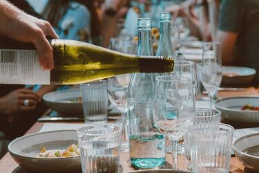 Чому розливання напоїв на вазі та через руку може накликати на вас біду