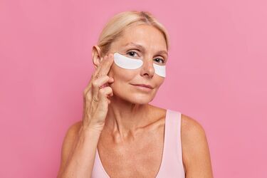 Секрет безупречности: простой способ, который поможет скрыть морщины при нанесении макияжа
