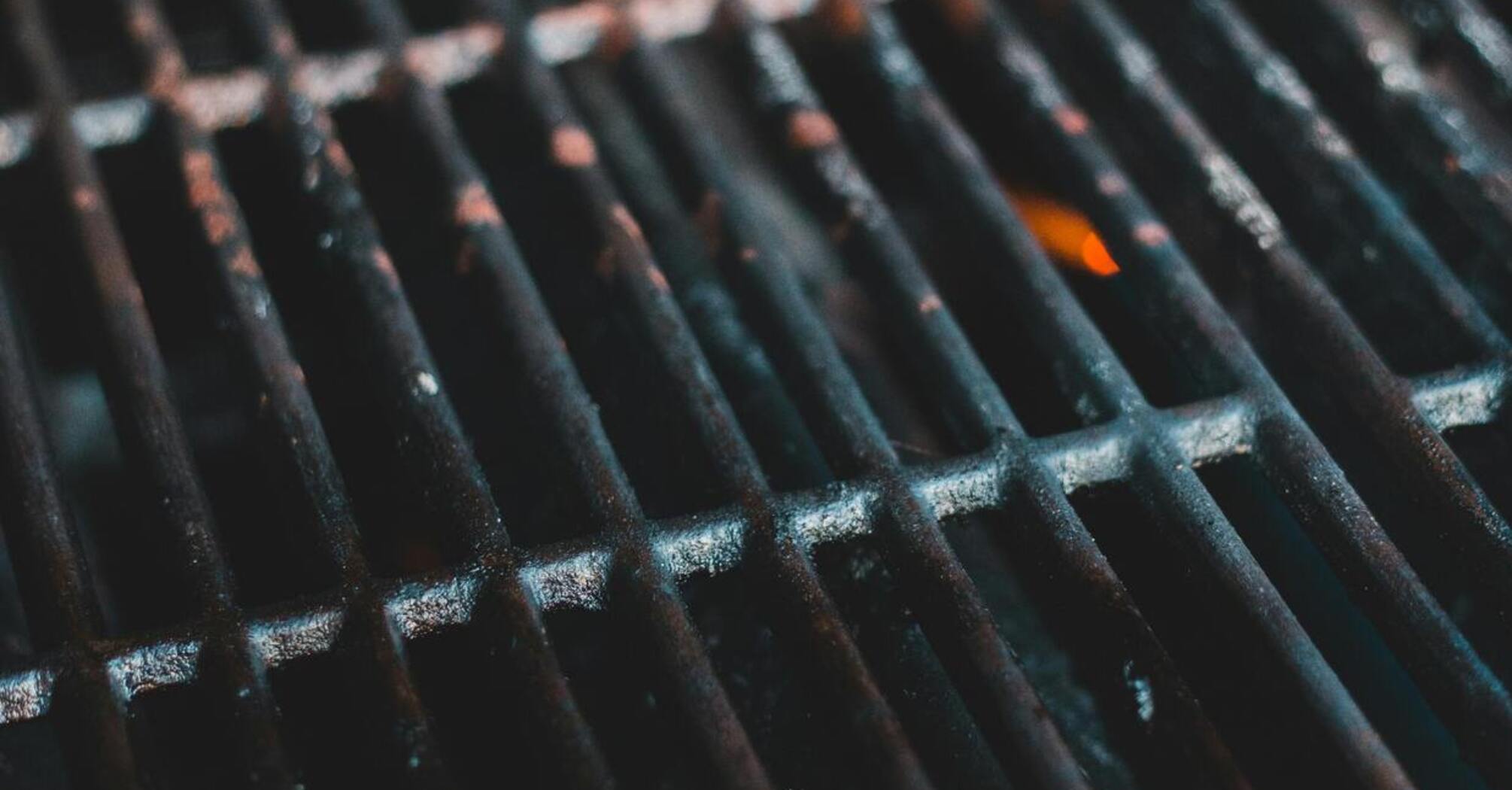 Jak szybko i skutecznie wyczyścić ruszt grilla: 5 przydatnych wskazówek