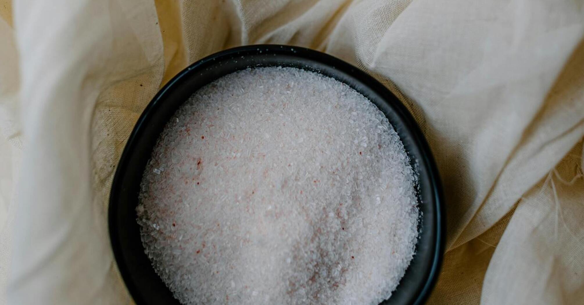 Як звичайна сіль може допомогти під час прибирання: корисні лайфхаки