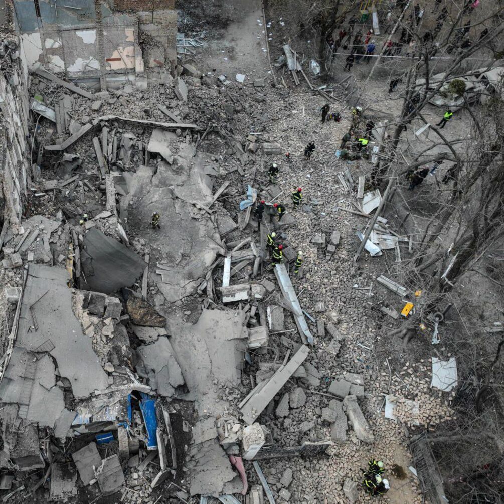 росія атакувала Київ двома балістичними ракетами: у кількох районах падіння уламків на житлові будинки (фото)