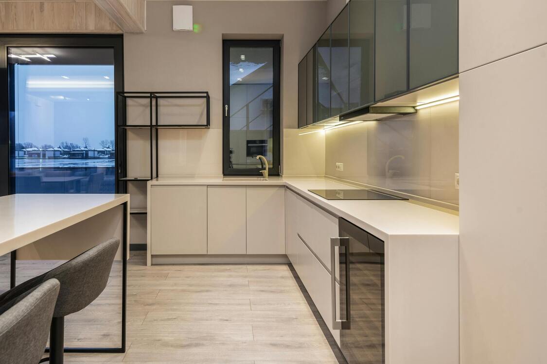 Ламінат на кухні: плюси та мінуси, про які потрібно знати