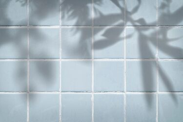 Блестящий лайфхак для ванной: как осветлить швы на плитке всего за 5 минут