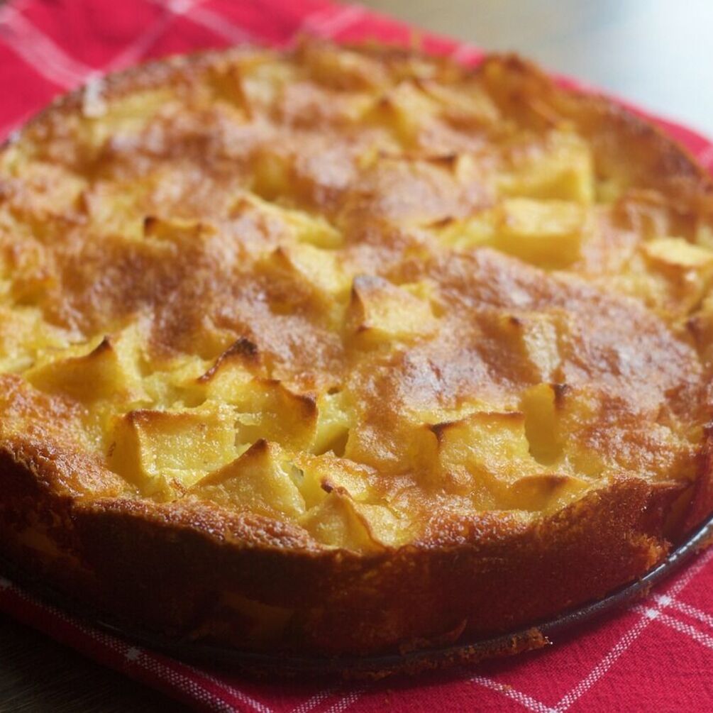 Смачний яблучний пиріг, для якого навіть не потрібно замішувати тісто: рецепт