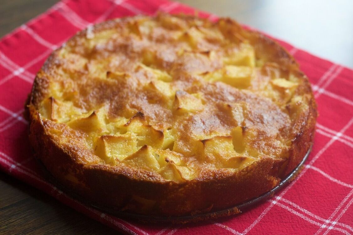 Смачний яблучний пиріг, для якого навіть не потрібно замішувати тісто: рецепт