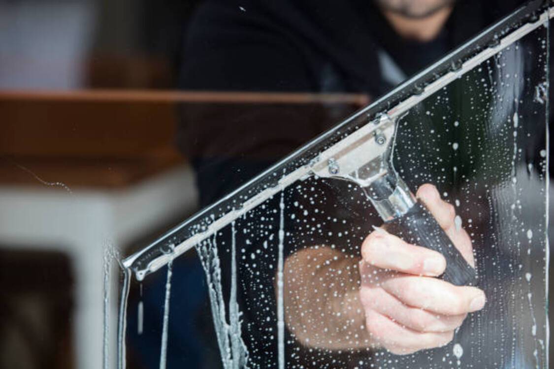 Як надовго зберегти чистоту вікон після миття: 3 практичних лайфхаки