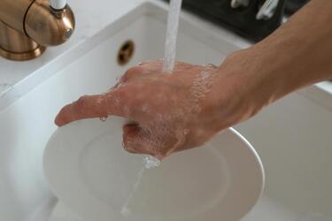 Почему не стоит мыть посуду в гостях