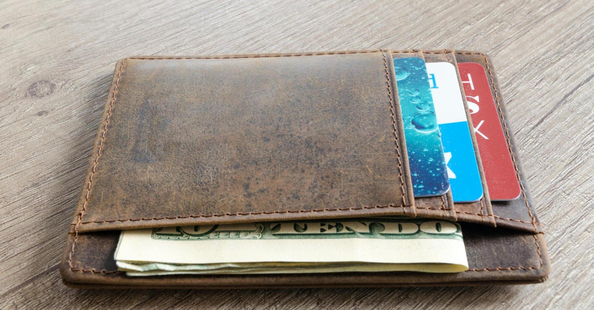 Чому не можна носити фото в гаманці: народні прикмети