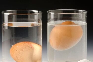 Як перевірити свіжість яєць: лайфхак з водою