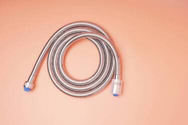 How to wash the hose in the bathroom until it shines: 3 simple life hacks