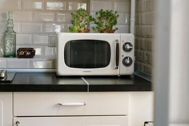 We improve the operation of the microwave oven