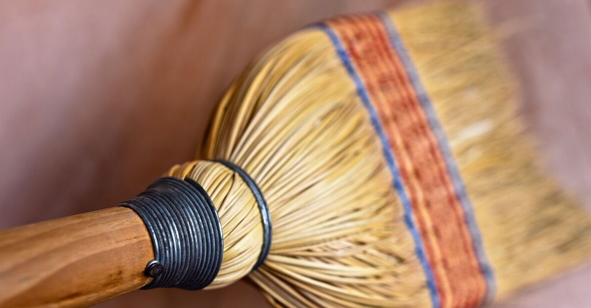 Why do experienced housewives sprinkle salt on a broom: we reveal the trick