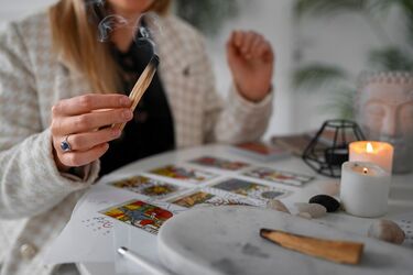 Дізнайтесь, чи були у вашому роду знахарі або ворожки: список прізвищ