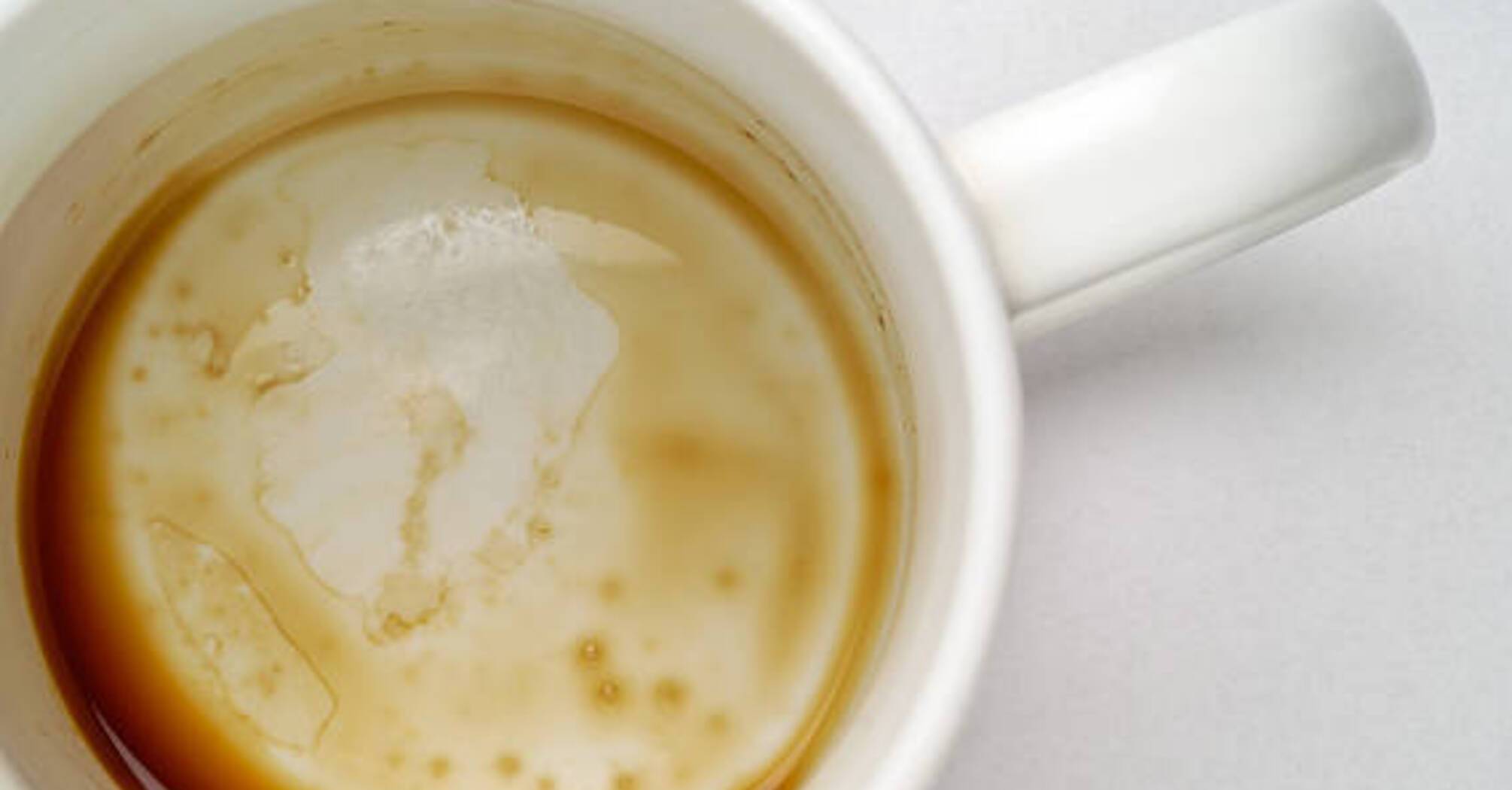 How to remove stubborn tea and coffee deposits on a cup: 3 interesting life hacks