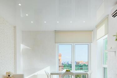 Як швидко та якісно відмити натяжну стелю: 5 корисних порад