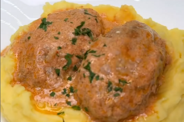Lazy cabbage rolls in sour cream sauce: a quick dinner recipe