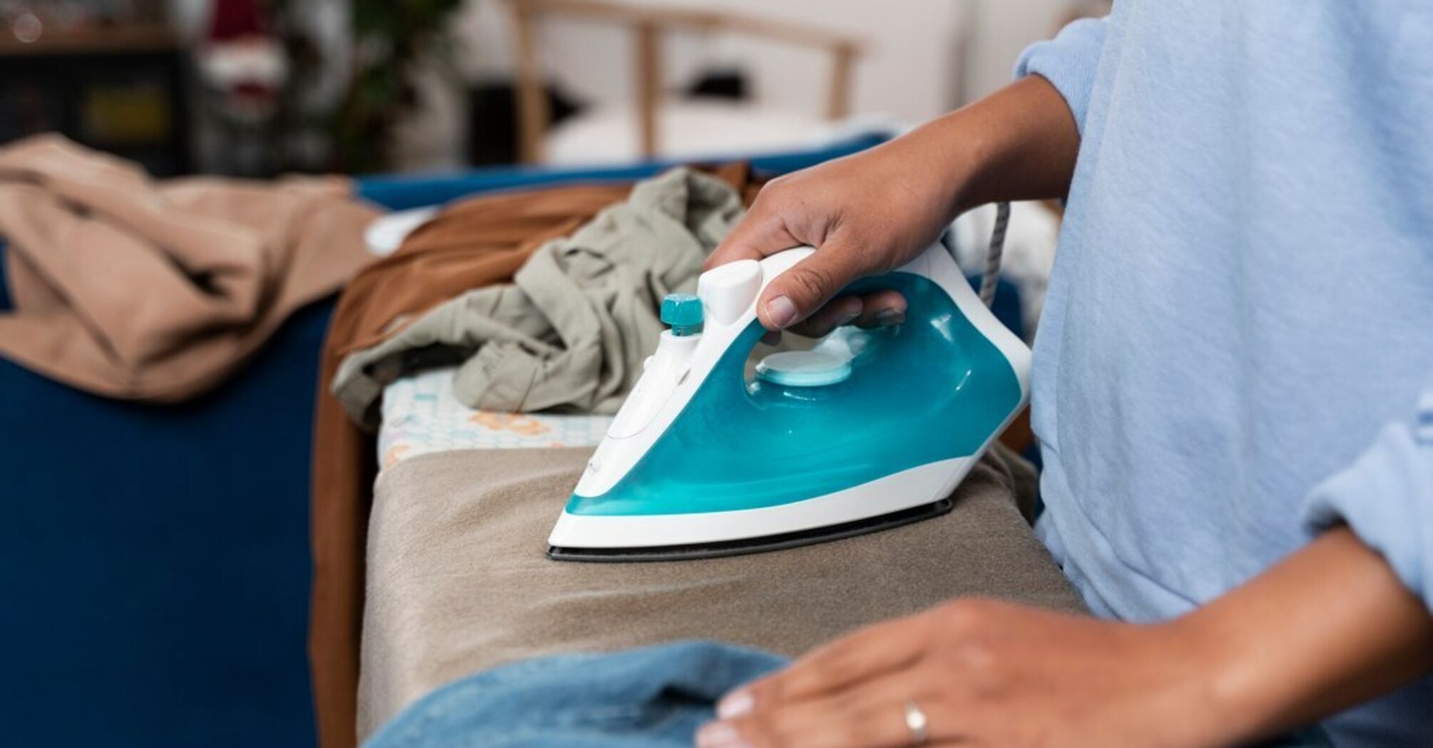 How to clean the iron from carbon deposits: effective ways