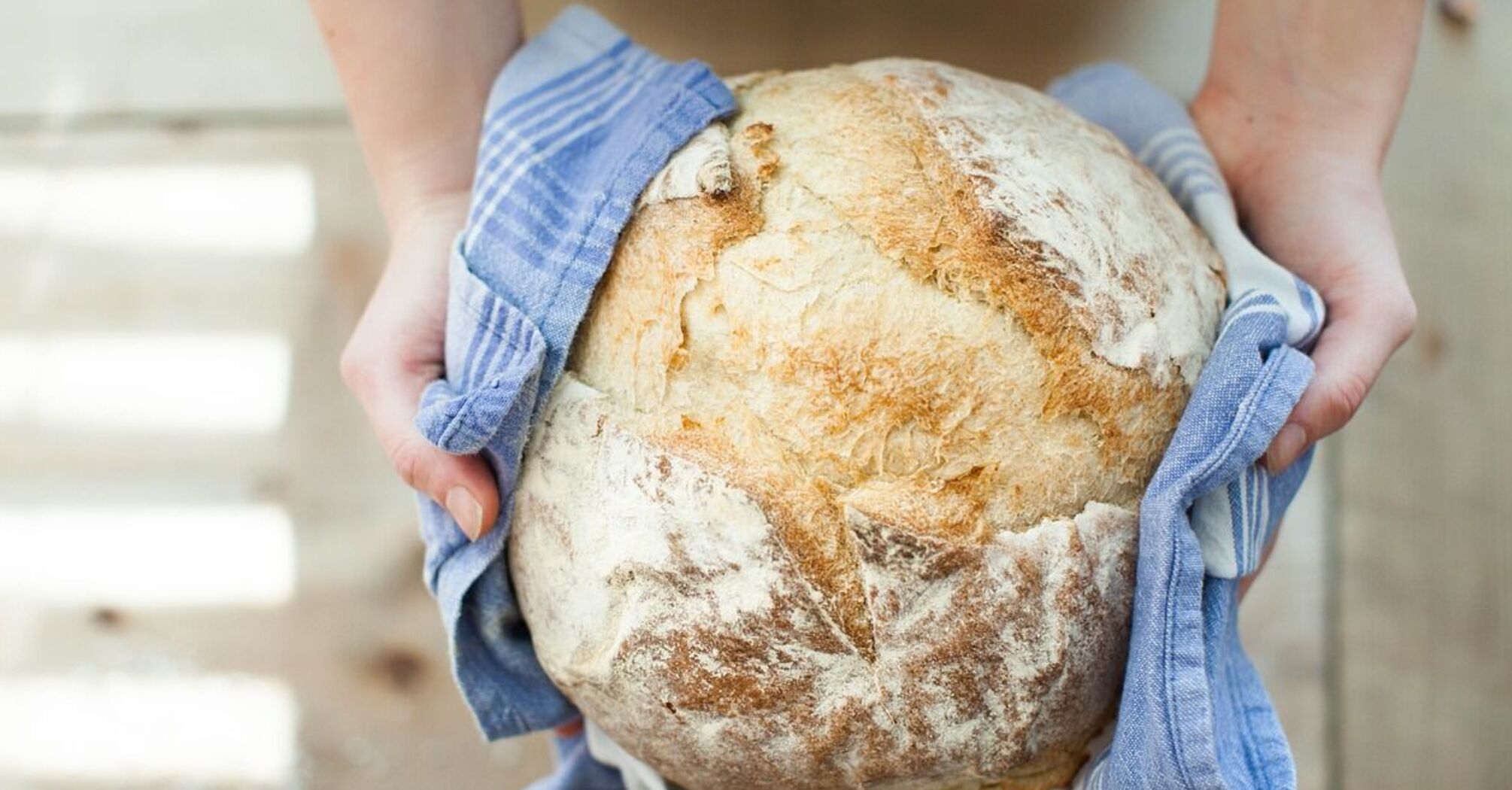Як приготувати смачний домашній хліб з чотирьох простих інгредієнтів