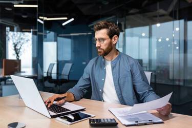 Pros and cons of working in an office: what you should know when choosing a profession