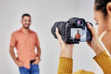 Возможность путешествовать, но нестабильный доход: стоит ли работать моделью