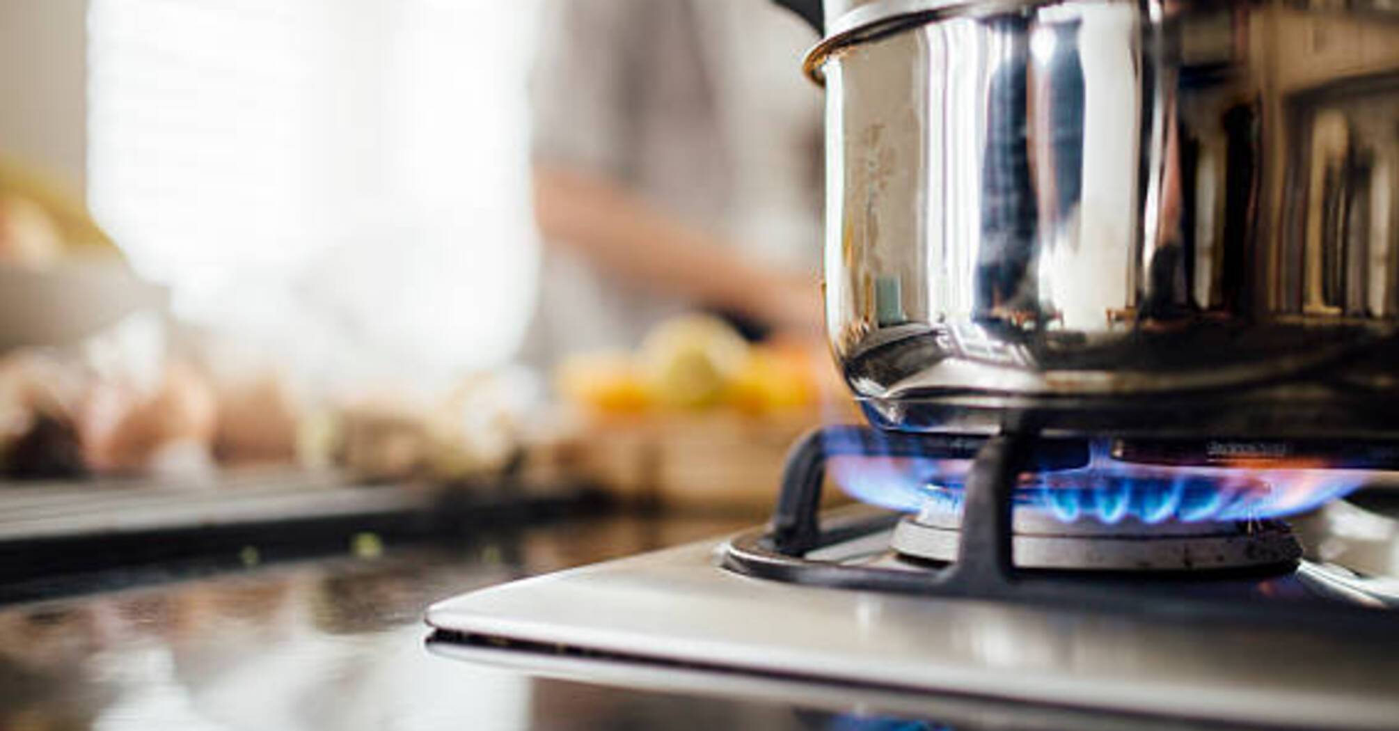 Как без труда очистить плиту: 5 советов от опытных хозяек