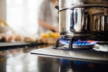 How to clean the stove easily: 5 tips from experienced housewives