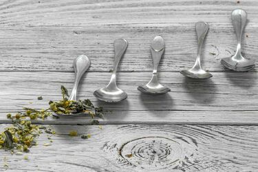 Як швидко почистити чайні ложки зі срібла: ефективні поради