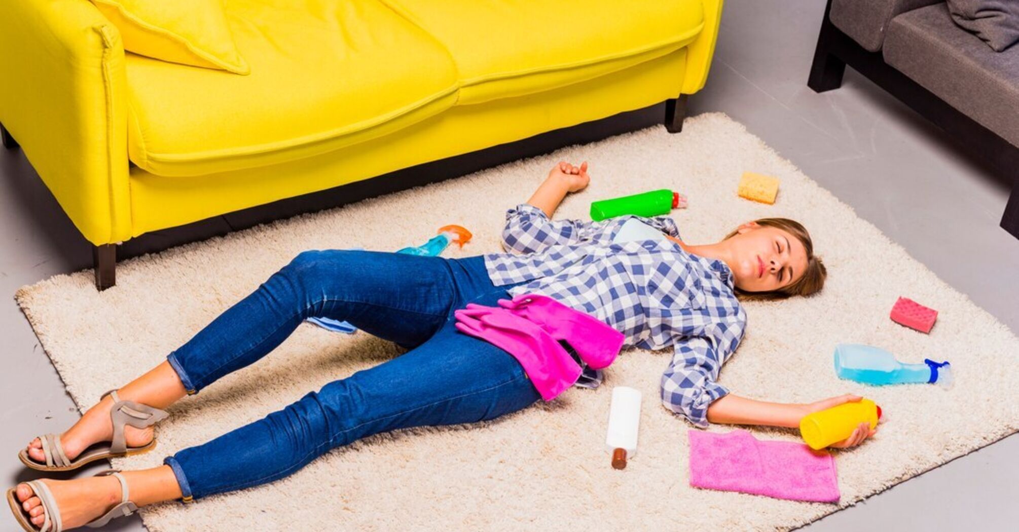 Jak usunąć nieprzyjemny zapach z dywanu: skuteczne sposoby