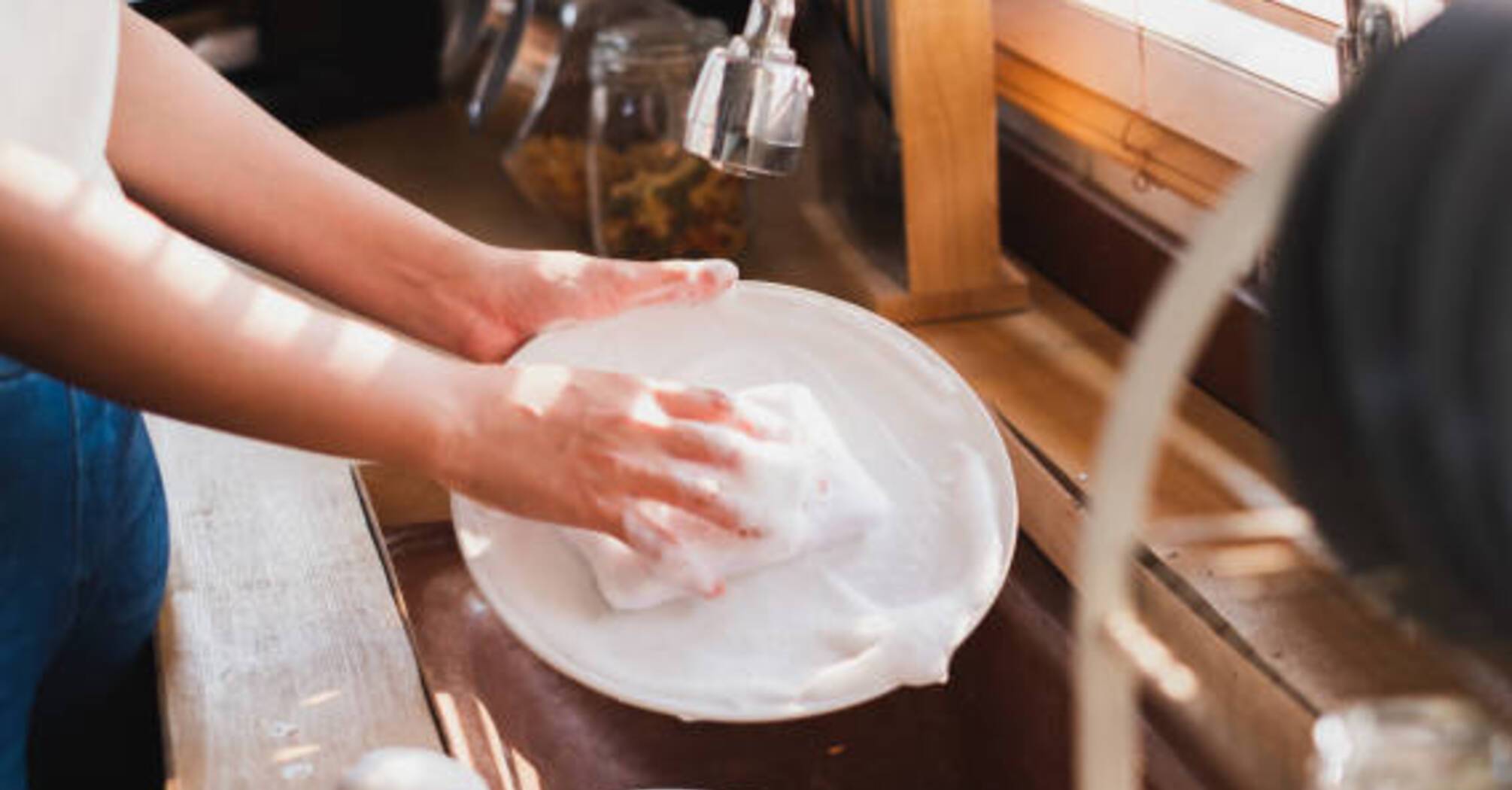 Як відмити посуд від застарілого жиру: 3 цікаві лайфхаки