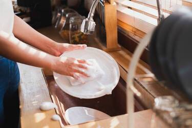 How to clean dishes from old grease: 3 effective life hacks