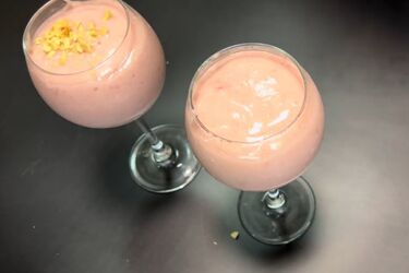 Идеальный воздушный десерт, который не навредит фигуре: 5 минут приготовления и всего два ингредиента (видео)