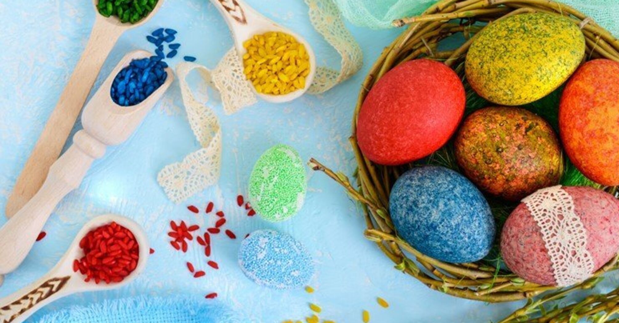 Покриються дивовижним візерунком: лайфхак для фарбування великодніх яєць за допомогою рису