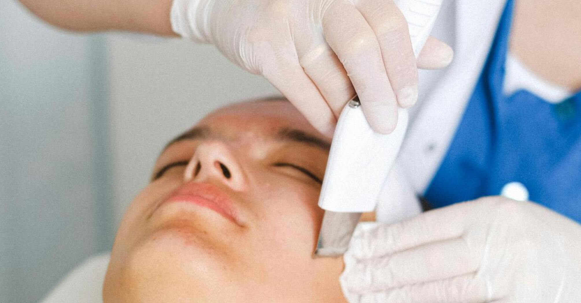 Лікарка попередила про небезпеку чотирьох популярних косметичних процедур