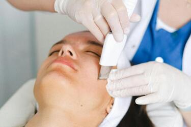 Лікарка попередила про небезпеку чотирьох популярних косметичних процедур