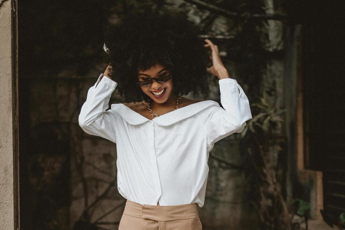 Jak wybielić kołnierzyk i mankiety koszuli: 3 skuteczne triki