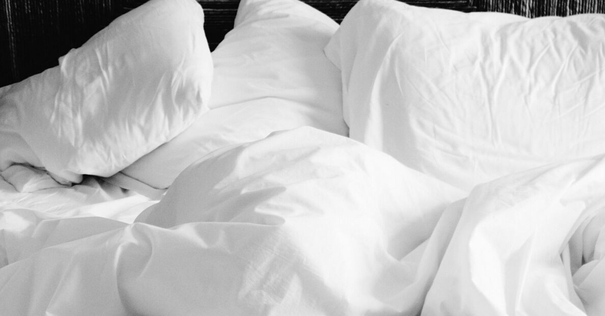 Як вивести жовтизну з подушок: надзвичайно простий лайфхак
