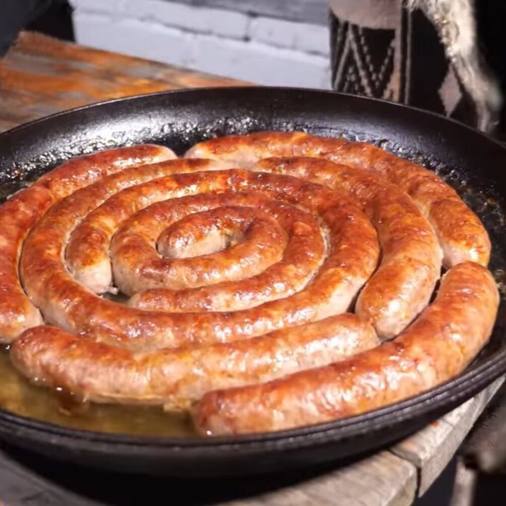 Печена домашня ковбаса на Великдень: так готують в селах (відео)