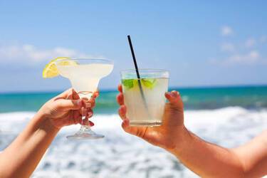 How to keep drinks cool even on the beach: summer life hacks
