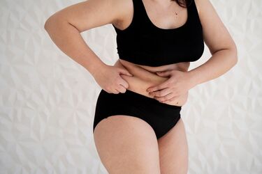 Способствуют появлению жира на животе: названы четыре привычки, от которых стоит немедленно отказаться