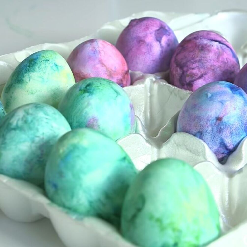 Как оригинально покрасить яйца на Пасху: лайфхак с пеной для бритья (видео)