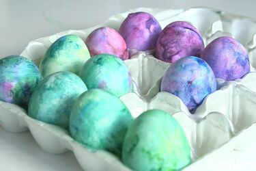 Як оригінально пофарбувати яйця на Великдень: лайфхак з піною для гоління (відео)