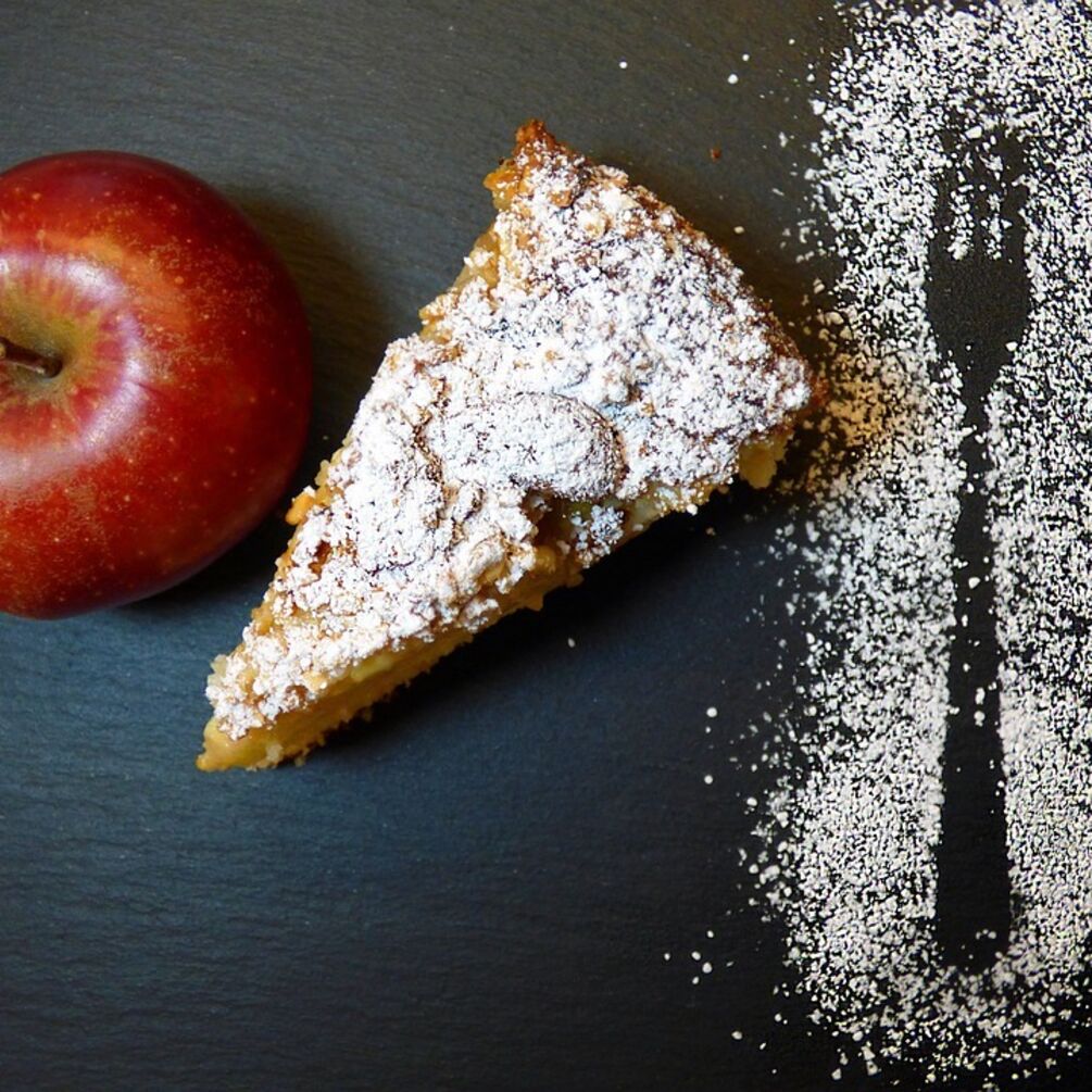Швидкий рецепт лінивого пирога з яблук, який чудово підійде до чаювання