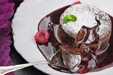 Шоколадный фондан: рецепт с малиновым соусом