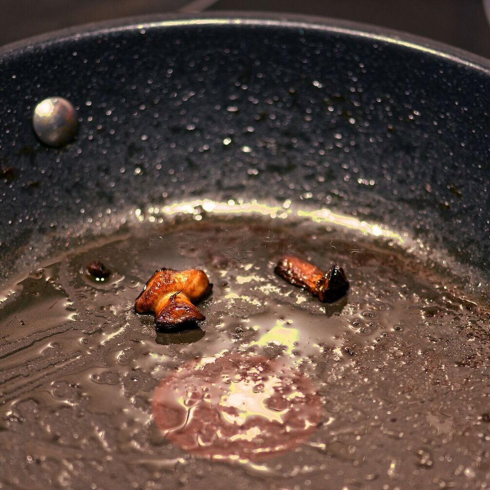Как отмыть сковороду от жира: 3 действенных способа