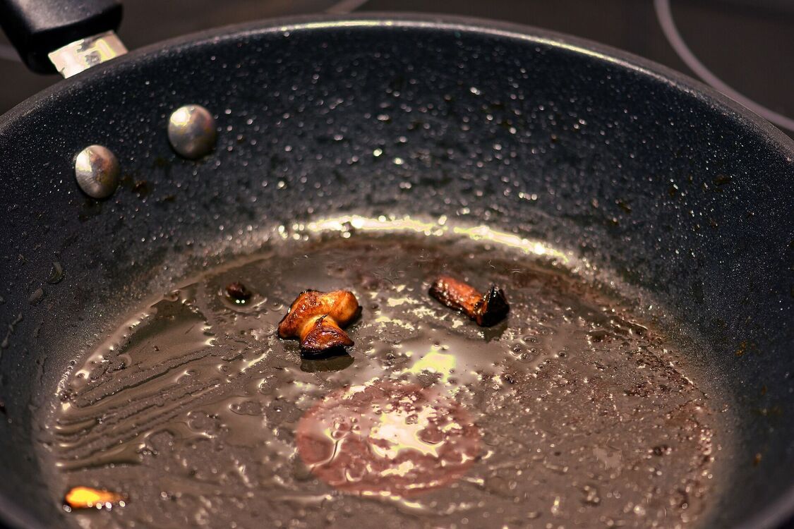 Как отмыть сковороду от жира: 3 действенных способа