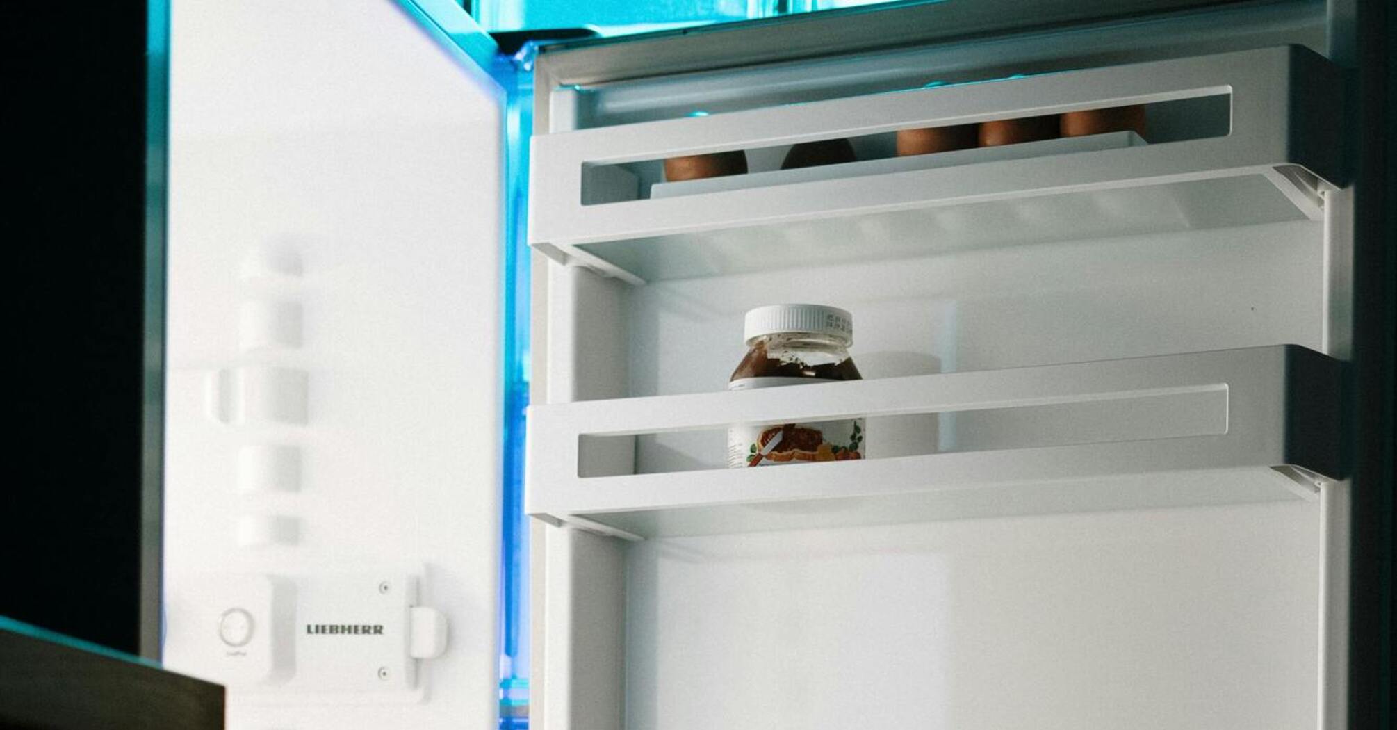 Как избавиться от неприятного запаха из холодильника: 3 действенных способа