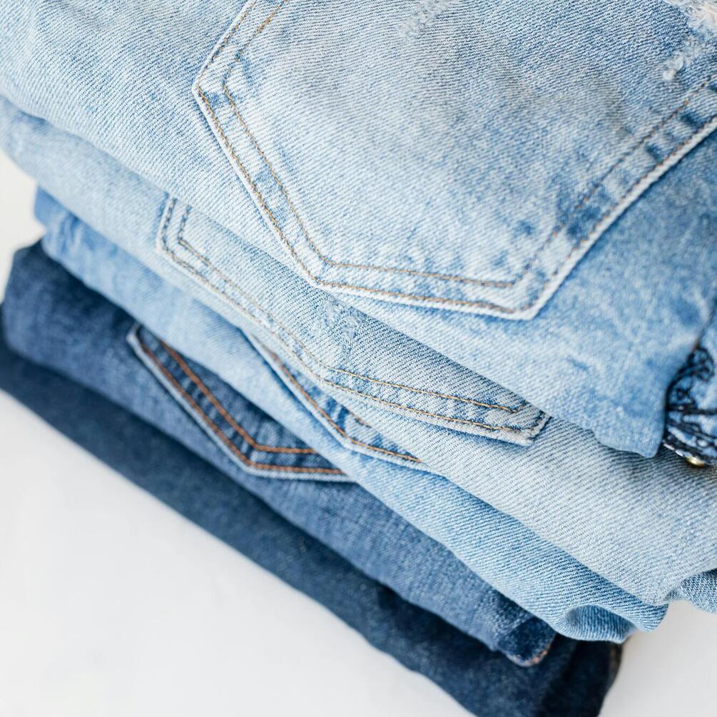Як правильно прати джинси, щоб вони не втратили свій колір