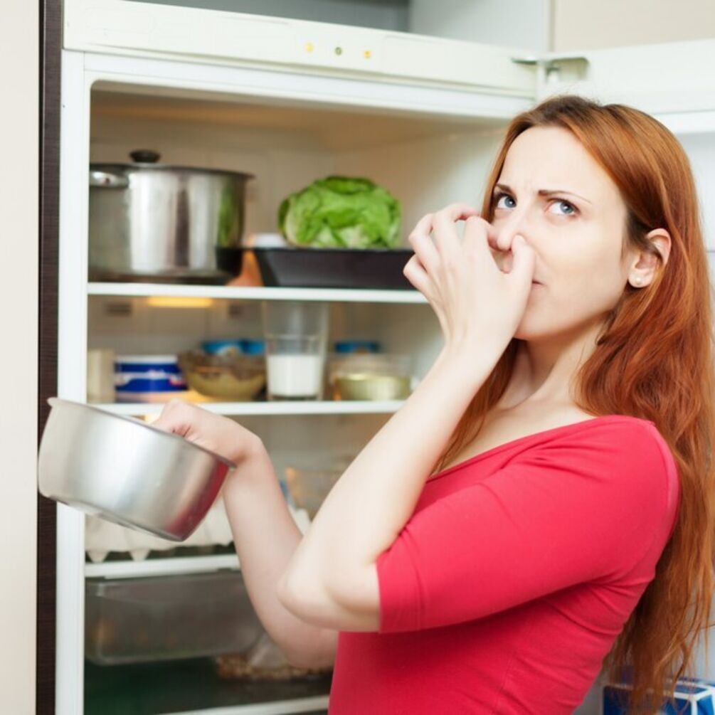 Як позбутися неприємного запаху з холодильника: допоможуть прості продукти 